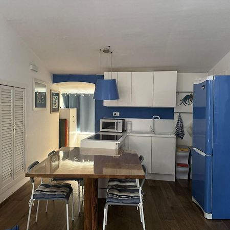 Appartamento La Casa Di Chiara Porto Azzurro Luaran gambar