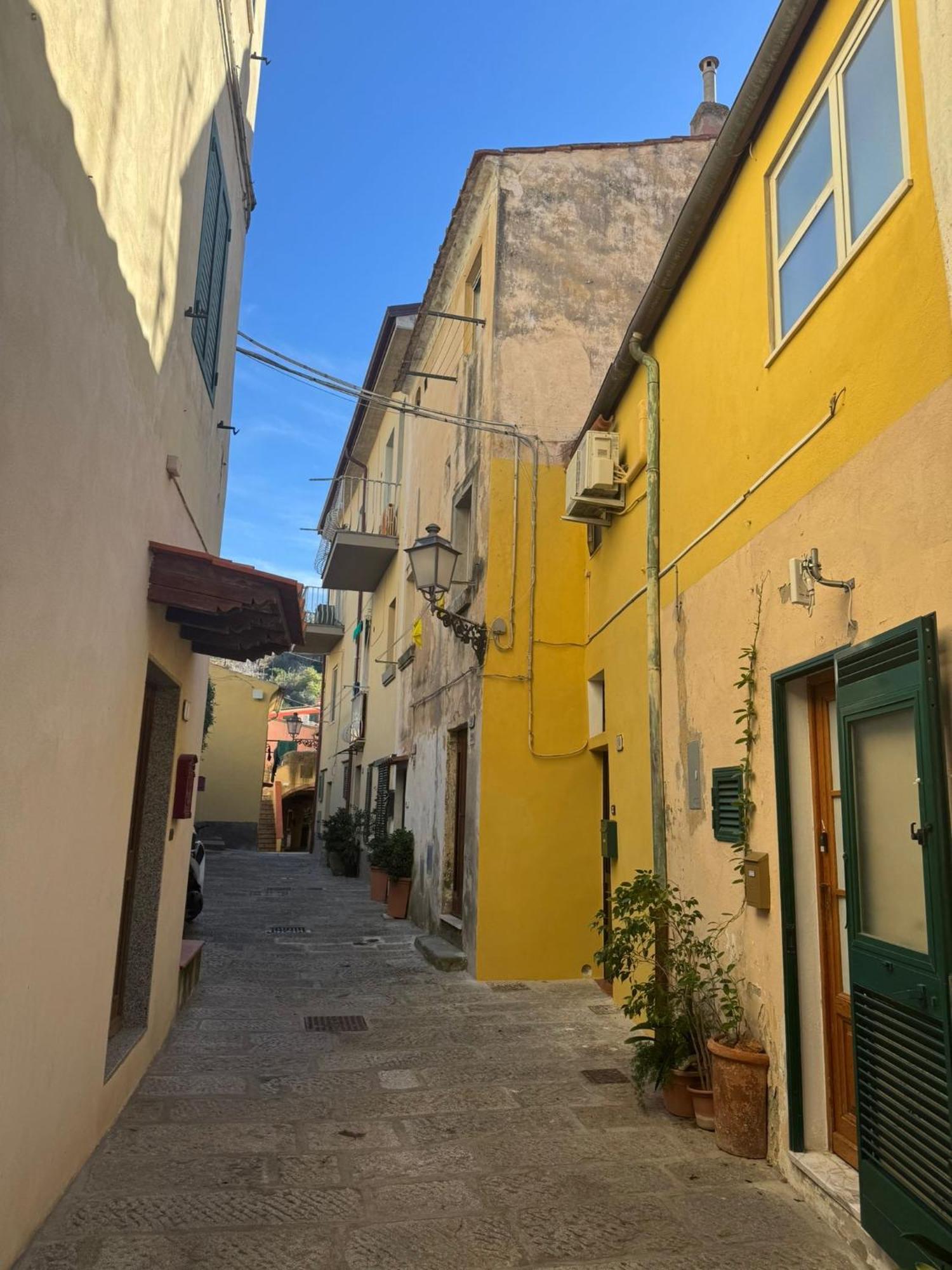 Appartamento La Casa Di Chiara Porto Azzurro Luaran gambar